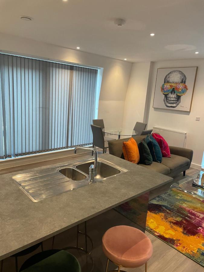 Lovely 2 Bed Apartment With Parking 伦敦 外观 照片