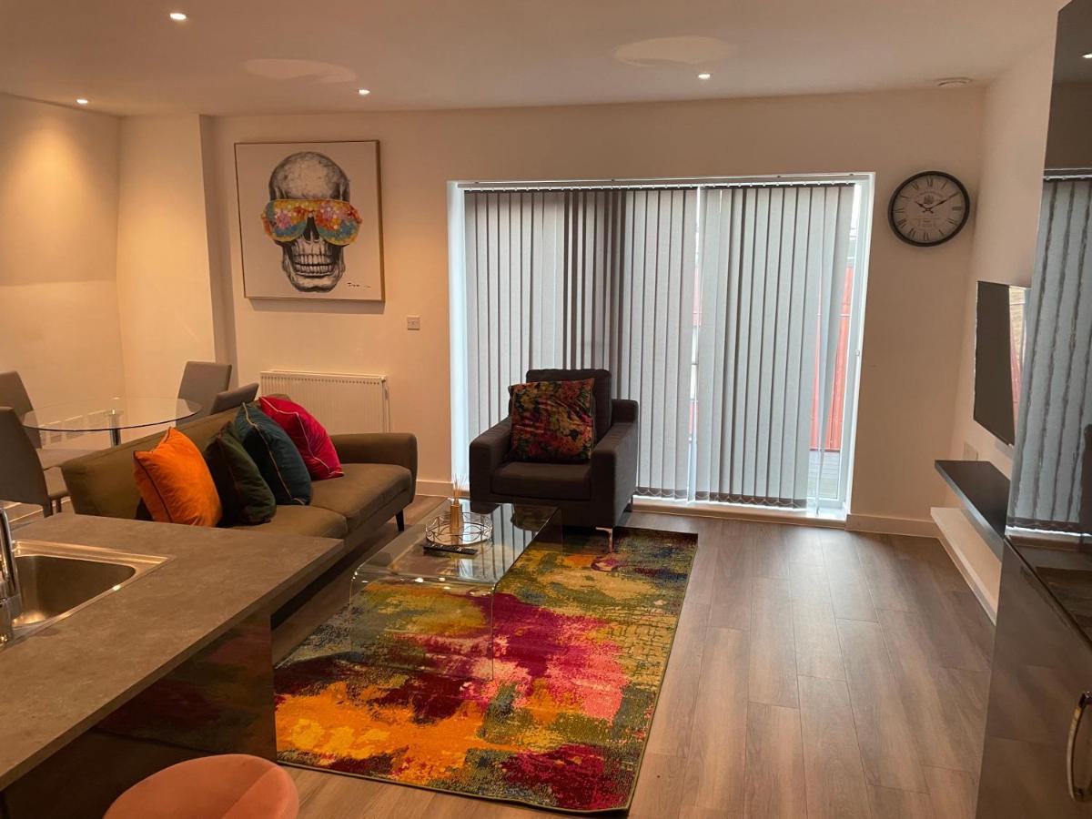 Lovely 2 Bed Apartment With Parking 伦敦 外观 照片