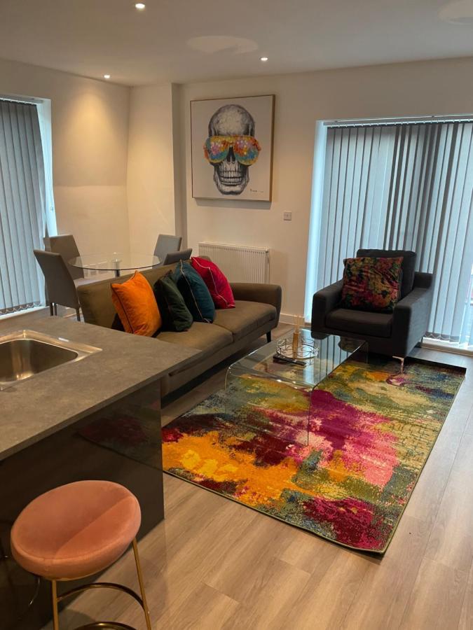 Lovely 2 Bed Apartment With Parking 伦敦 外观 照片