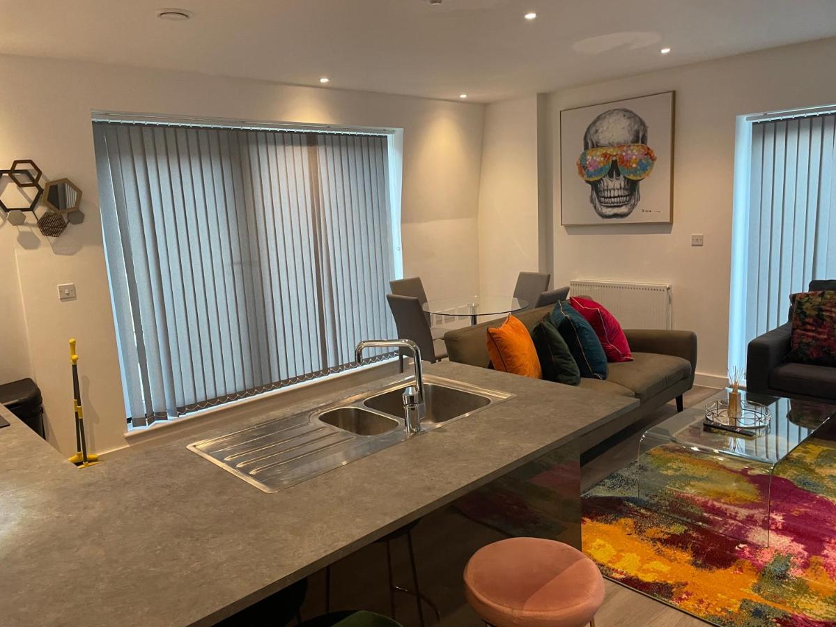 Lovely 2 Bed Apartment With Parking 伦敦 外观 照片